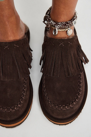 Mules à franges Fallon par FP Collection en Chocolate Suede, pour femme taille: US 9 chez Free People