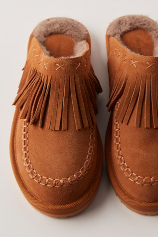 Mules à franges Fallon par FP Collection en Toffee Suede, pour femme taille: US 9.5 chez Free People
