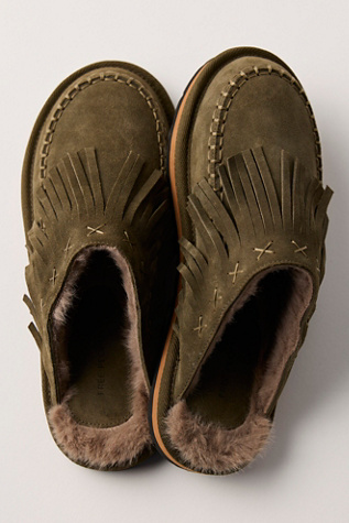 Mules à franges Fallon par FP Collection en Military Olive Suede, pour femme taille: US 9 chez Free People