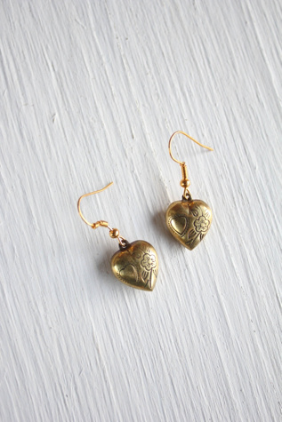 Женские серьги Moons + Junes Vintage Gold Heart Charm Dangle Selected, цвет: Золотой — фото 2