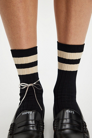 Chaussettes Le Bon Her Varisity par Le Bon Shoppe en Noir, pour femme chez Free People