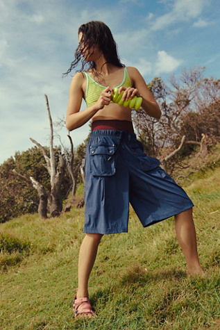Uphill Long Shorts par FP Movement en Midnight Navy, pour femme taille: XS chez Free People