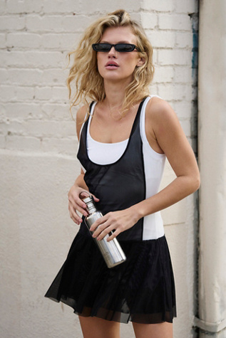Downtown Drop Shot Dress par FP Movement en White Enlighten/Black Mesh, pour femme chez Free People