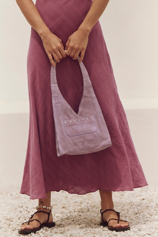 Sac à bandoulière en daim clouté Knox par FP Collection en Lilac Dust, pour femme chez Free People