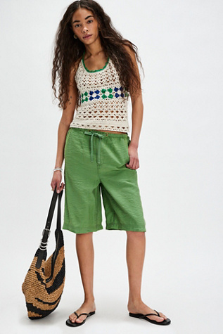 We The Free Palma Board Shorts en Vert Aspen, pour femme chez Free People