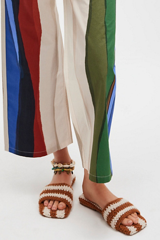 Show Your Stripes Hand Knitted Sandals par FP Collection en Neutral Combo, pour femme taille: US 8.5 chez Free People
