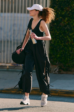 Justa Dream Onesie par FP Movement en Black, pour femme chez Free People