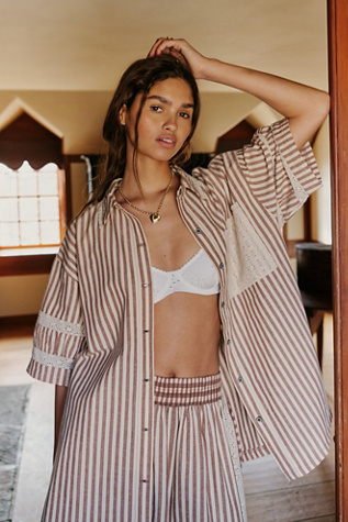 Clear Skies Lounge Shirt par Intimately en Combo Neutre, pour femme chez Free People