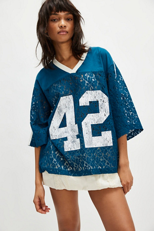 Tricia Fix Lace Sport Tee en Marine, pour femme chez Free People