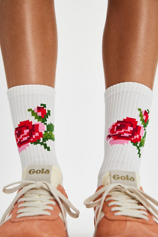 Double Rose Socks par Socksss en White, pour femme chez Free People