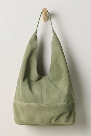 Sac à Bandoulière en Daim Harlow par FP Collection en Sauge Profonde, pour femme chez Free People