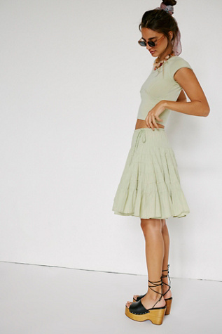 Many Layers Solid Midi Skirt par Free People en Washed Sage, pour femme