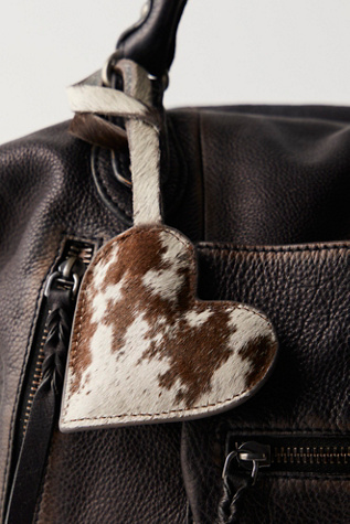 Charme de sac en peau de vache en forme de cœur par FP Collection en Cow, pour femme chez Free People