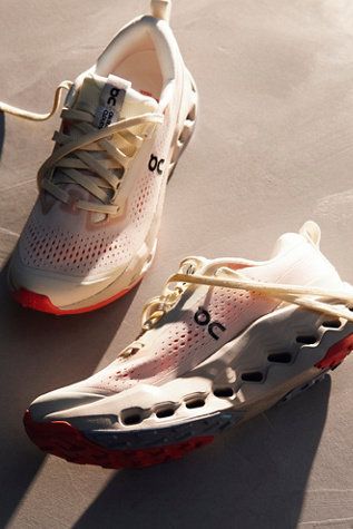 Baskets On Cloudsurfer Trail 2 en Ivoire/Saumon, pour femme taille: US 7 chez Free People