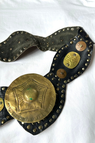 Женский ремень Cherry Vintage 1980s Wide Leather Studded Belt with Brass Buckle Selected, цвет: Чёрный — фото 2