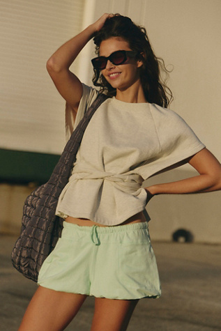 Hot Shot Bubble Shorts par FP Movement en Pistachio, pour femme chez Free People