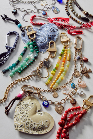 Prismatic Beaded Bag Charm par Free People en Yellow, pour femme
