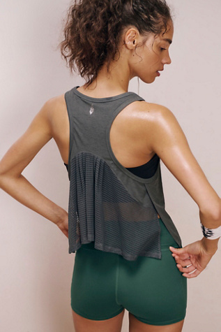 Tempo Flash Finish Tank par FP Movement en Dark Shadow, pour femme chez Free People