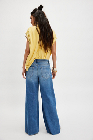 MOTHER The Swisher Sneak Fray Jeans
