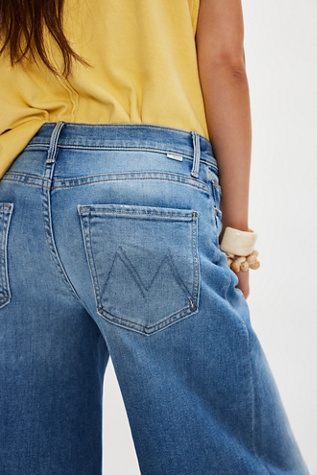 MOTHER The Swisher Sneak Fray Jeans