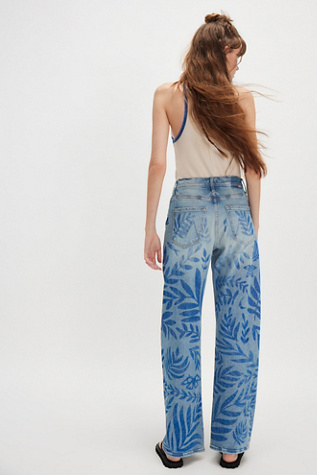 MOTHER The Lasso Sneak Printed Jeans