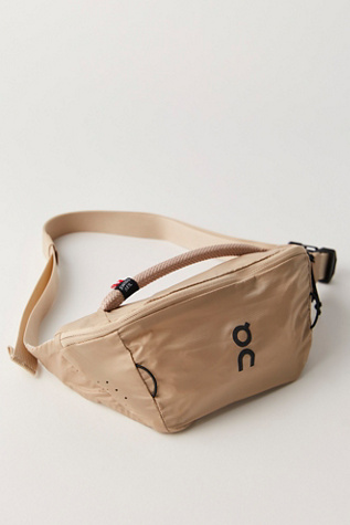 On 2L Lite Waist Pack en Sand, pour femme chez Free People