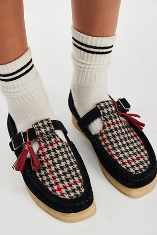 Clarks Wallabees à bride en tweed Harris en Combo Tweed Noir, pour femme taille: US 8 chez Free People