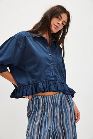 We The Free Bailey Solid Shirt en Pageant Blue, pour femme chez Free People