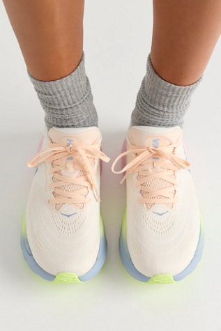 HOKA® Arahi 8 Sneakers