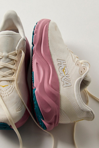 Женские кроссовки HOKA Arahi 8, цвет: Алебастровый