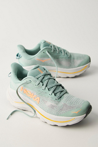 Baskets HOKA® Challenger 8