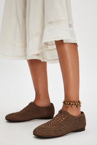 Ballerines au crochet en huit par Jeffrey Campbell en Taupe, pour femme taille: US 8.5 chez Free People