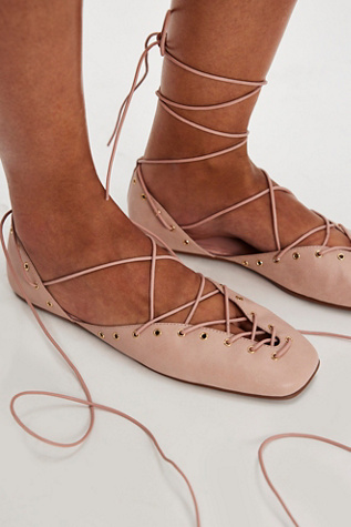 Ballerines Lacées Lauren par Jeffrey Campbell en Rose, pour femme taille: US 10 chez Free People