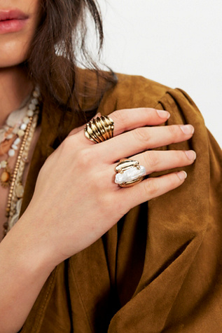 Женское кольцо Free People Clasped Pearl, цвет: Золотой / Жемчужный — фото 5