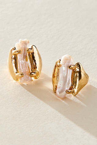Женское кольцо Free People Clasped Pearl, цвет: Золотой / Жемчужный — фото 4