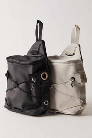 Trail Cord Sling Bag W3 par RAINS en Black, pour femme chez Free People