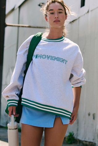 Pull Collegiate Logo All Star par FP Movement en White Heather Grey, pour femme chez Free People