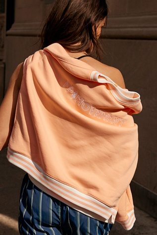 Pull Collegiate Logo All Star par FP Movement en Combo Pêche Pastel, pour femme chez Free People