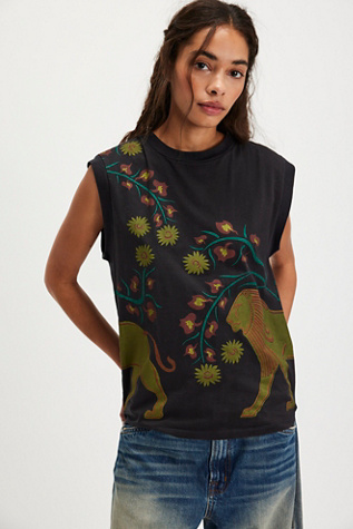 The Tales Prowling Lion Muscle Tee en Black, pour femme taille: XS chez Free People