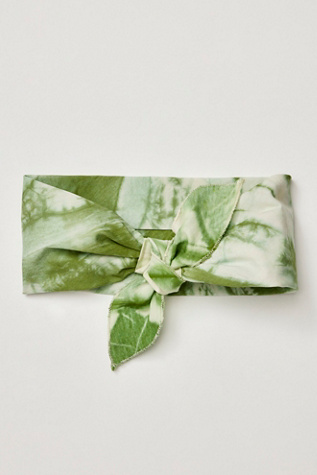 Shibori Wide Soft Headband par Curried Myrrh en Pink/Rose, pour femme chez Free People