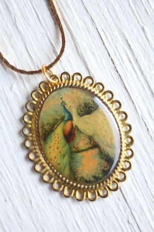 Женские колье Moons + Junes Vintage Victorian Peacock Pendant Selected, цвет: Разноцветный — фото 3