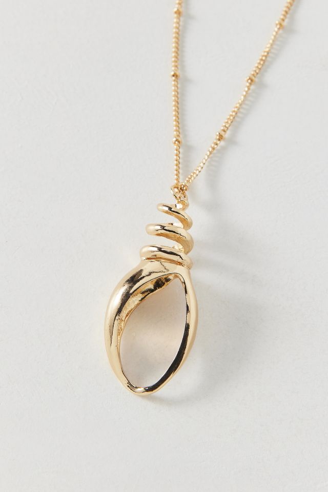 Urban Outfitters☆ メタリック貝殻シェル・ロングネックレス Metal Shell Pendant Long Necklace | Urban Outfitters