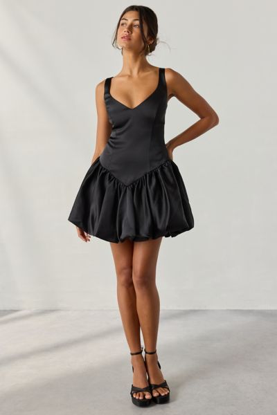 Robe Mini Satinée Bardot Oria à Taille Basse et Ourlet Bouffant