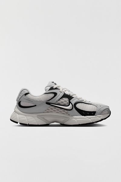 Nike Women's V5 RNR Sneakers