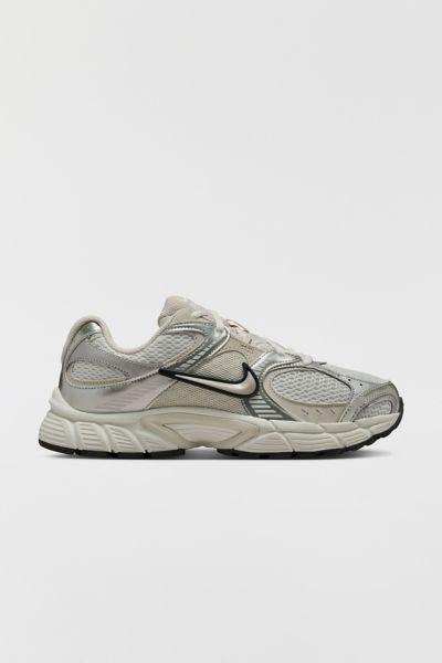 Nike Women's V5 RNR Sneaker