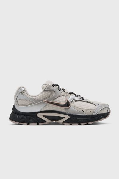 Nike Women's V5 RNR Sneakers