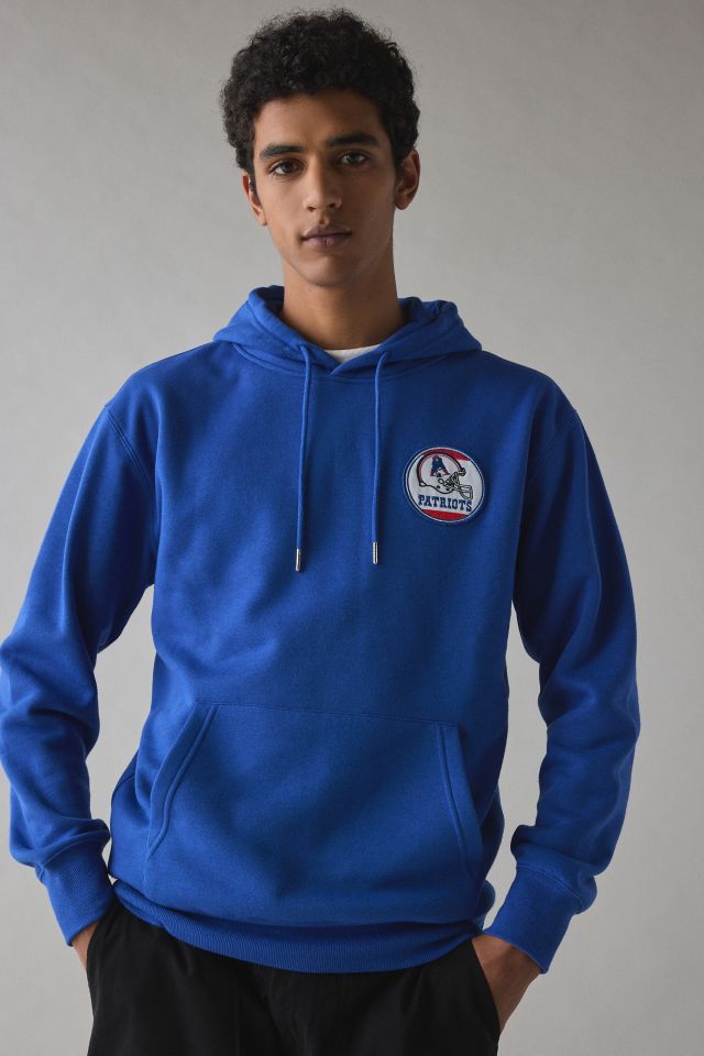 Chandail à capuchon exclusif UO de la NFL des Patriots de la Nouvelle-Angleterre avec écusson en chenille #1