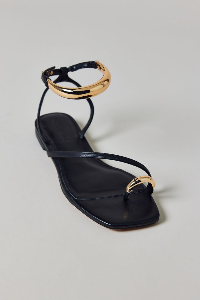 【Steve Madden】Odyssey ゴールドメタル フラットサンダル Amazon | Steve Madden レディース オデッセイ フラットサンダル