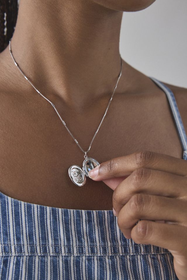 Collier avec médaillon ovale gravé de marguerites #1