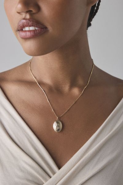 Daisy Etched Oval Locket Necklace